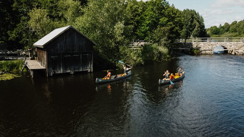 Samen plezier op het water bij de Canoe Tribe.