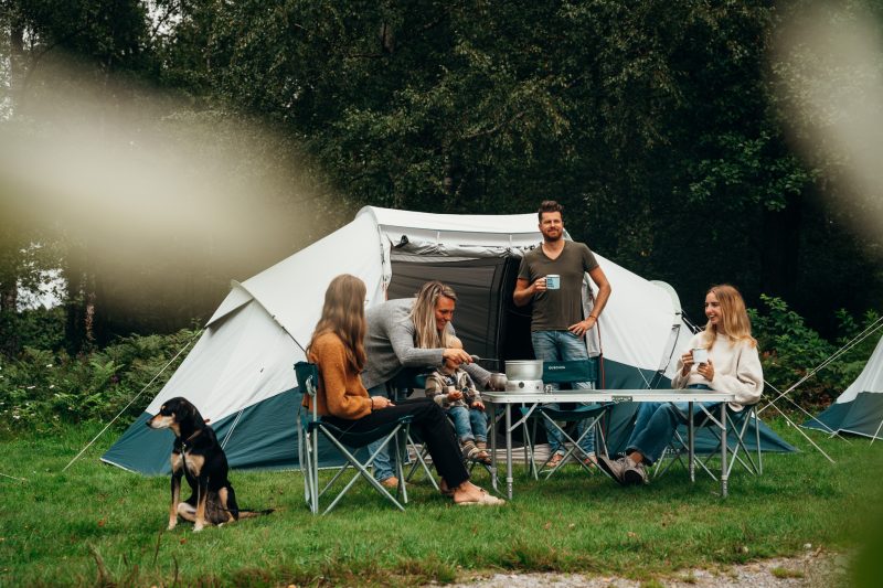 Kamperen in een Decathlontent bij de Canoe Tribe