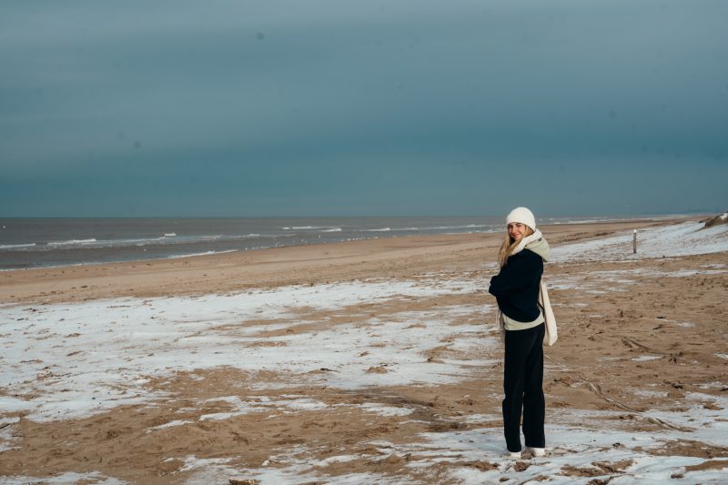sneeuw op het strand van noordwijk